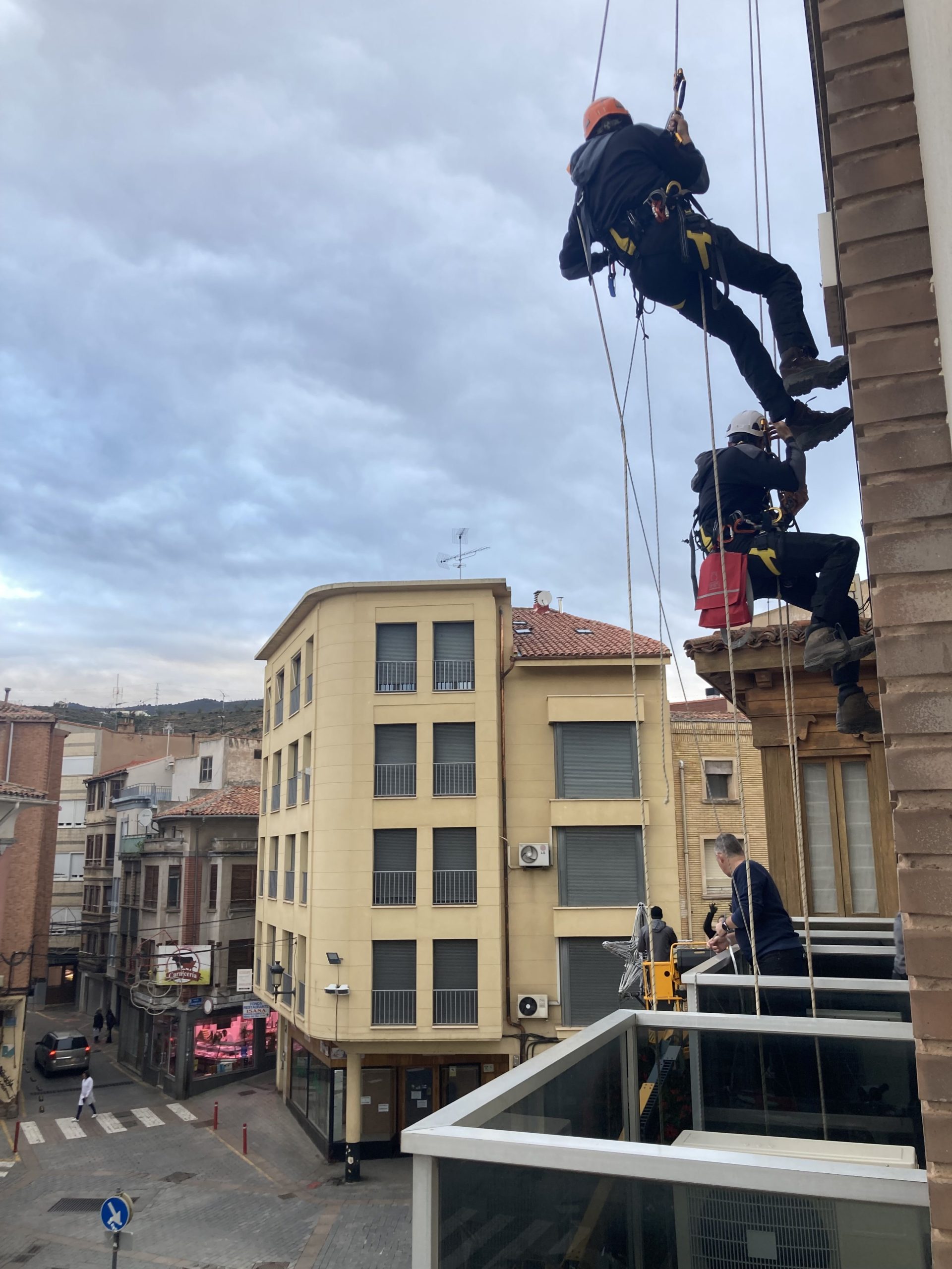 La iluminación navideña y la mejora de calles, entre los trabajos del mes de noviembre de la brigada municipal.