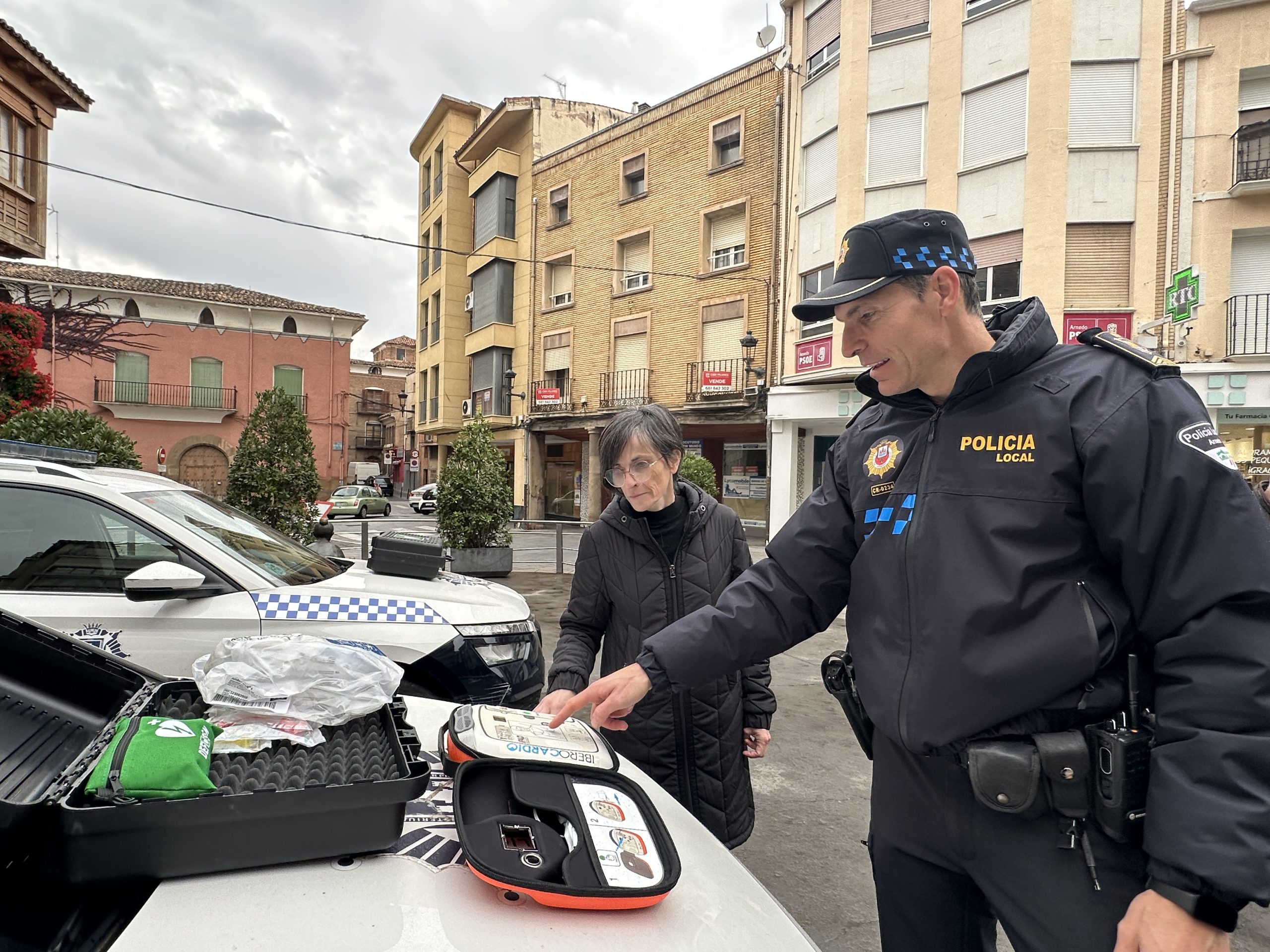 Arnedo refuerza la cardioprotección con la instalación de desfibriladores en los vehículos de la Policía Local