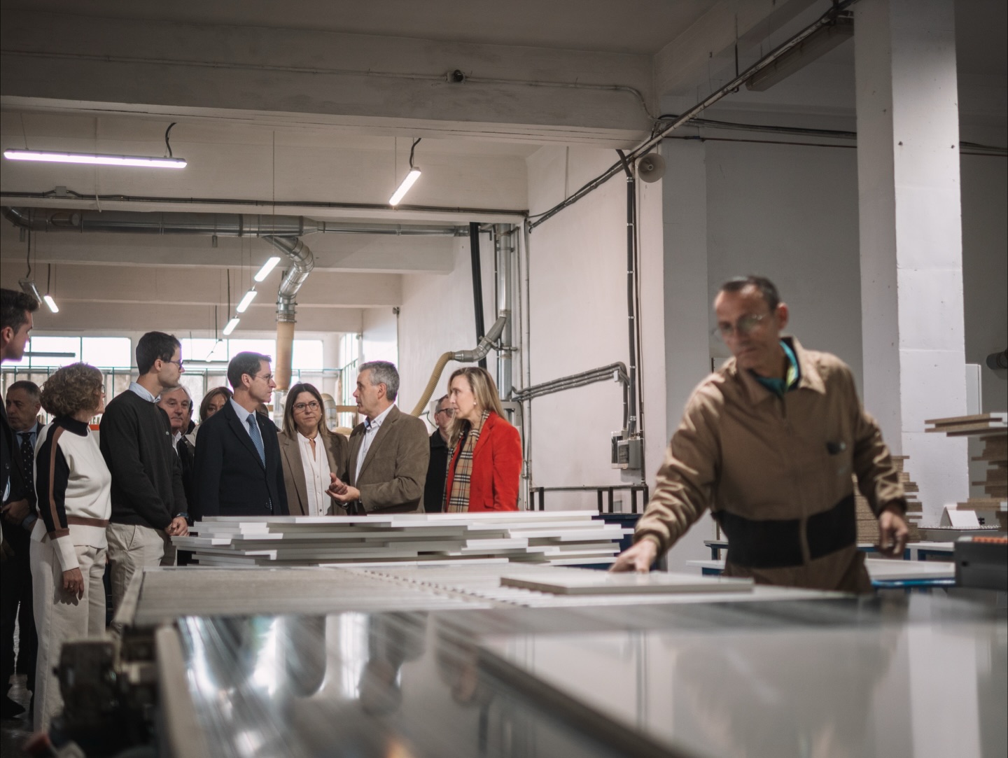 La alcaldesa de Arnedo acompaña a Muebles Gurcal en la inauguración de su nueva exposición tras una inversión de 490.000 euros