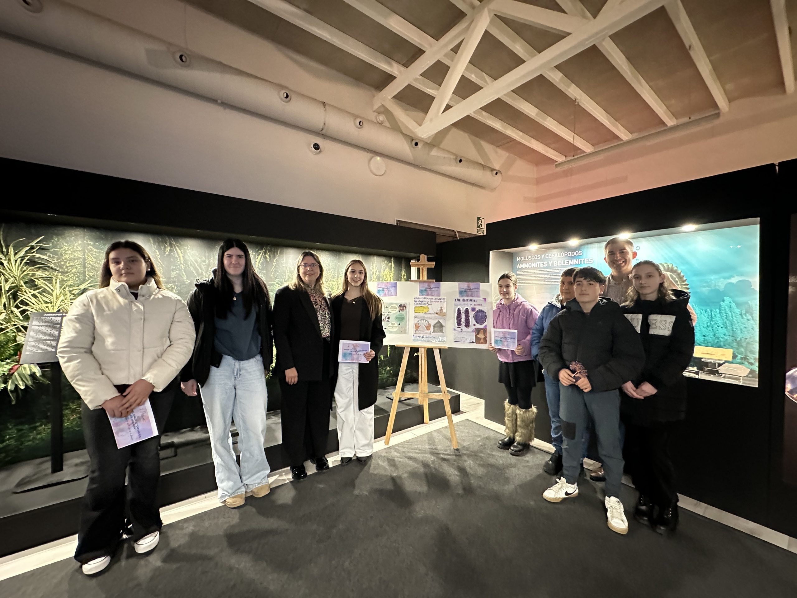 La alcaldesa de Arnedo entrega los premios a los alumnos ganadores del I Concurso del Día Internacional de la Mujer y la Niña en la Ciencia del Museo de Ciencias Naturales