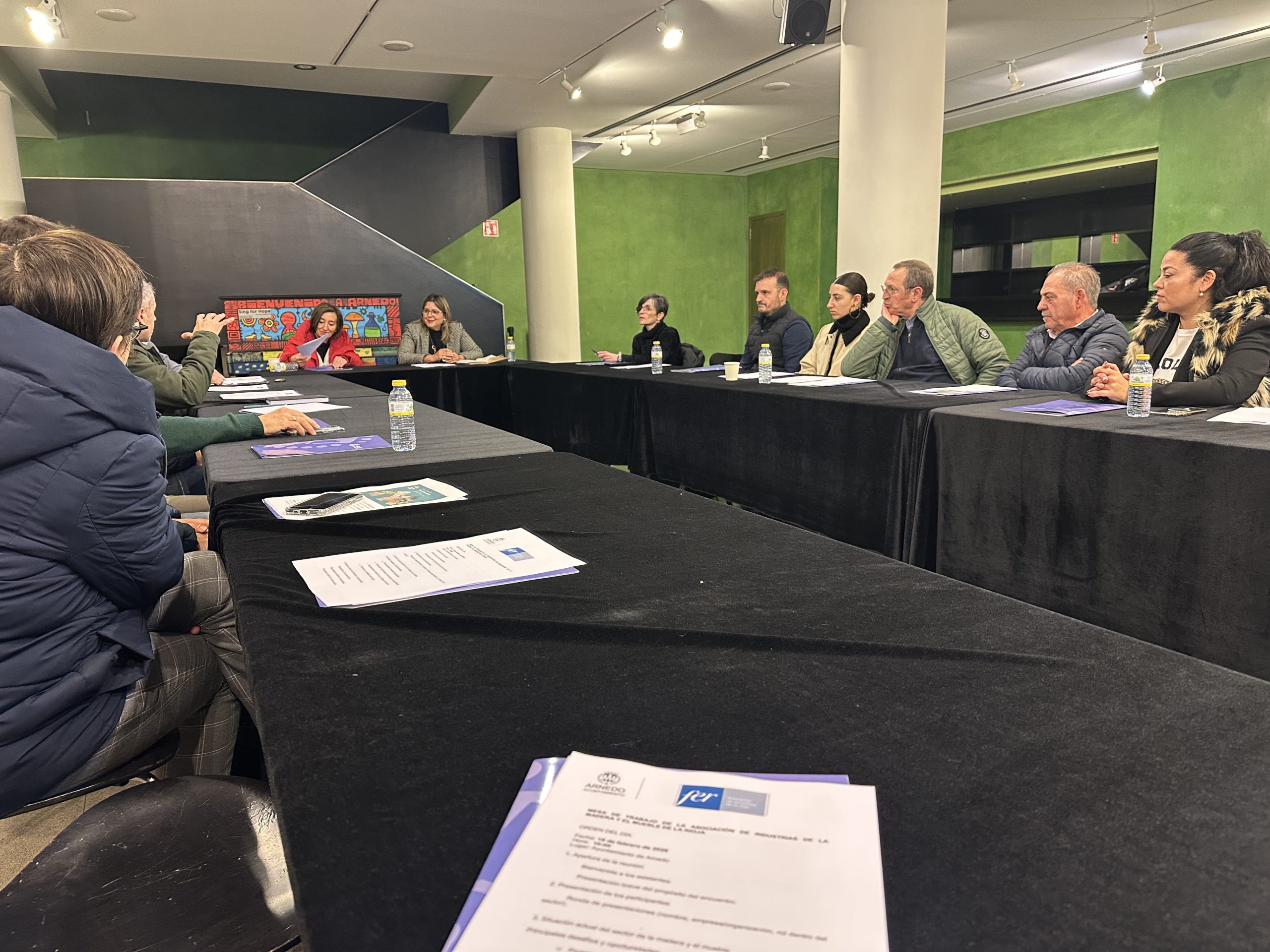 El Ayuntamiento de Arnedo y el sector del mueble impulsan una mesa de trabajo para fortalecer la industria local