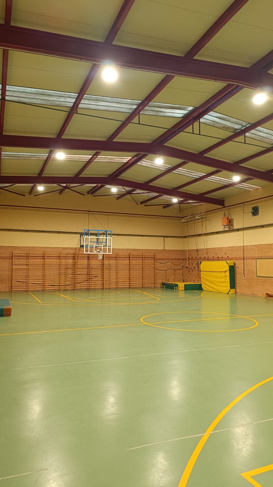 El Ayuntamiento renueva la iluminación del Polideportivo La Estación para mejorar la eficiencia y la calidad lumínica